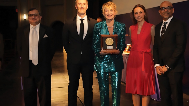 Sharon Stone wraz z Laureatami „Prix Galien Golden Jubilee” podczas gali Złotego Jubileuszu Prix Galien, październik 2023
