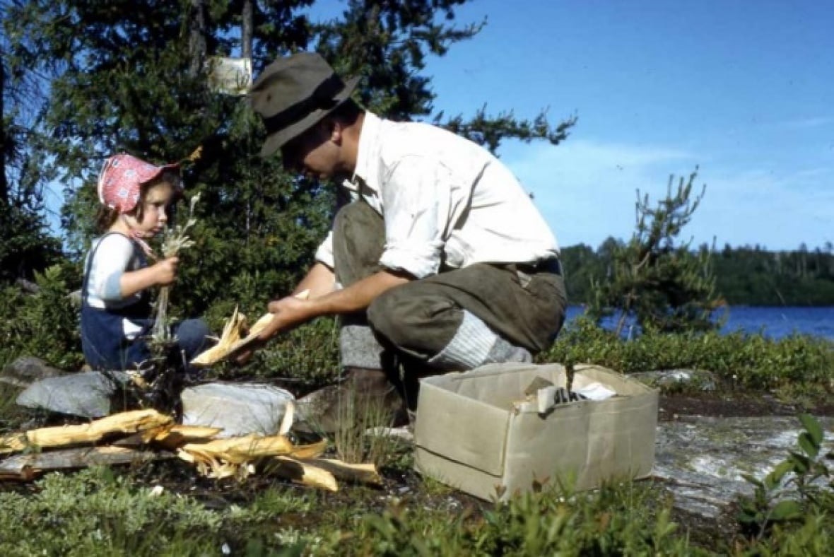 Fot. margaretatwood.ca - 1942 rok, dzikie dzieciństwo wśród drzew. Margaret Atwood ze swoim tatą Carlem Atwood, entomologiem 