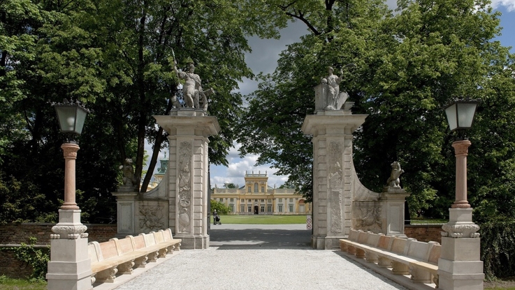 Pałac w Wilanowie widziany przez bramę główną, fot. W. Holnicki