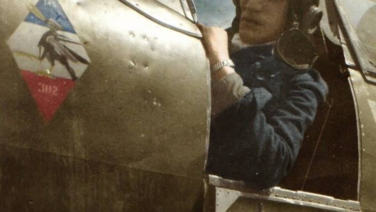 Kpr. pchor. Mieczysław Krysakowski, w kabinie samolotu Spitfire LF.XVI. Na kadłubie widnieje godło Dywizjonu 302. (Zdjęcie historyczne w specjalnej wersji kolorowanej) 