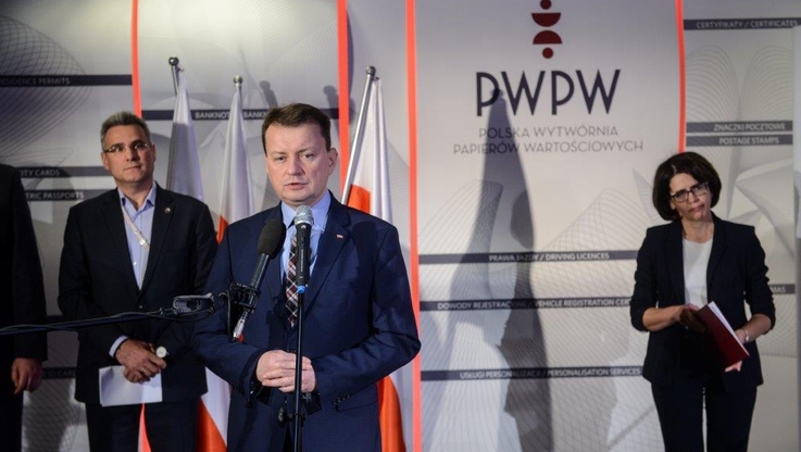 od lewej: Piotr Woyciechowski Prezes PWPW SA, Minister MSWiA Mariusz Błaszczak i Minister Cyfryzacji Anna Streżyńska