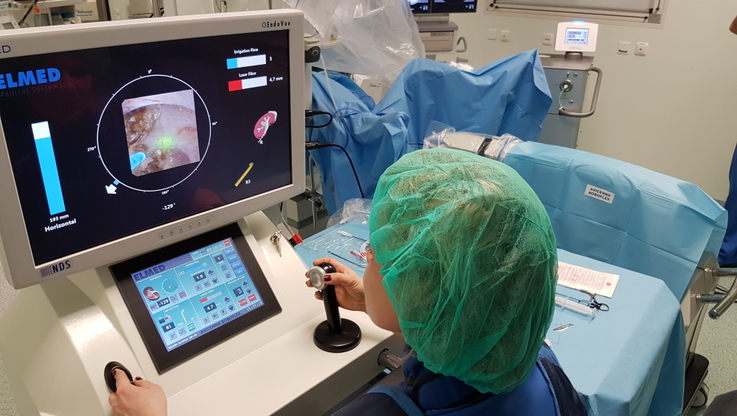 Urolog ze szpitala św. Anny w Piasecznie operuje kamicę z asystą robota Avicenna Roboflex