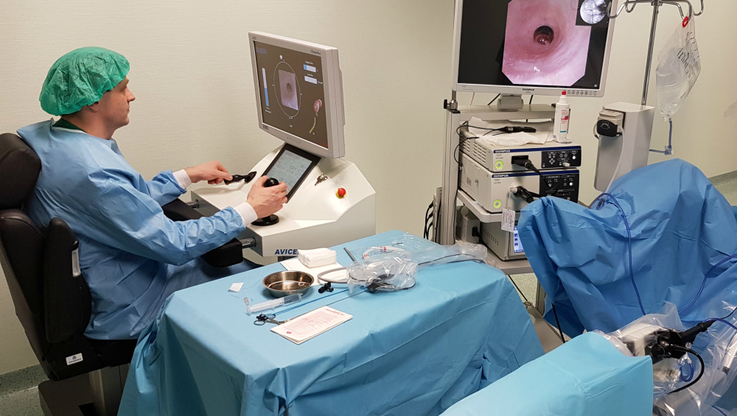 Urolog ze Szpitala św. Anny w Piasecznie podczas operacji robotem Avicenna Roboflex