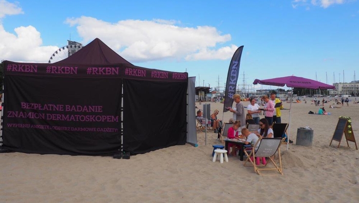 Namiot kampanii Rakoobrona na plaży Srodmiescie w Gdyni