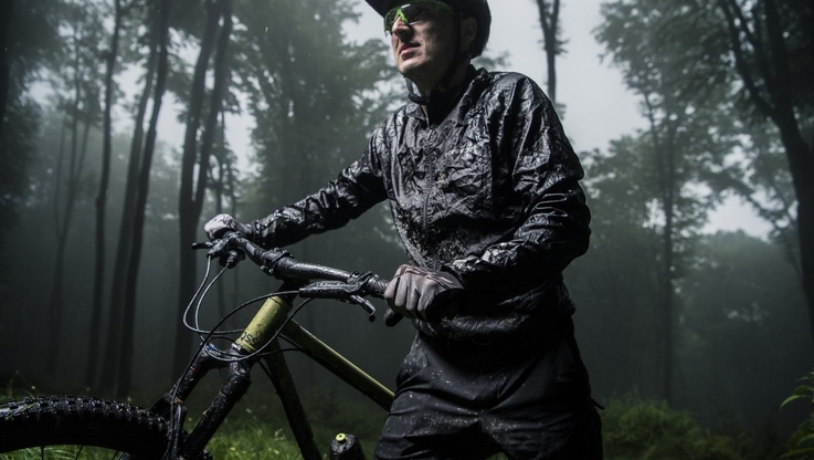 Dobra kurtka przeciwdeszczowa uratuje plany niejednej wycieczki rowerowej