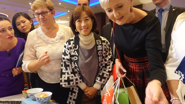 Ambasada Japonii w Polsce/Agata Kornahauser-Duda wybiera upominki w towarzystwie tegorocznej prezes SHOM, Kaori Matsutomi