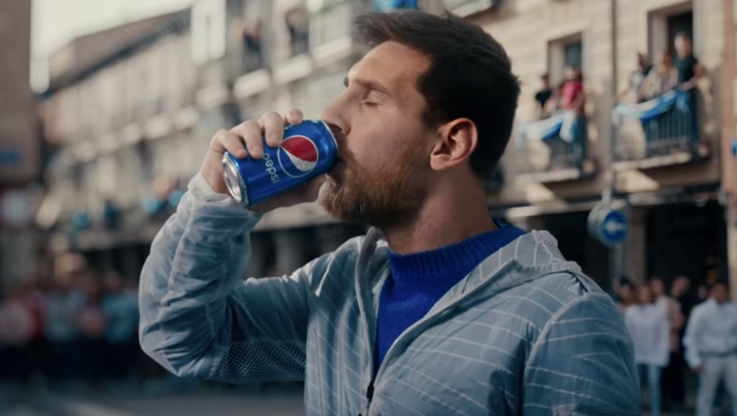 Malując świat na niebiesko: Pepsi® żyje piłką w globalnej kampanii na rok 2018