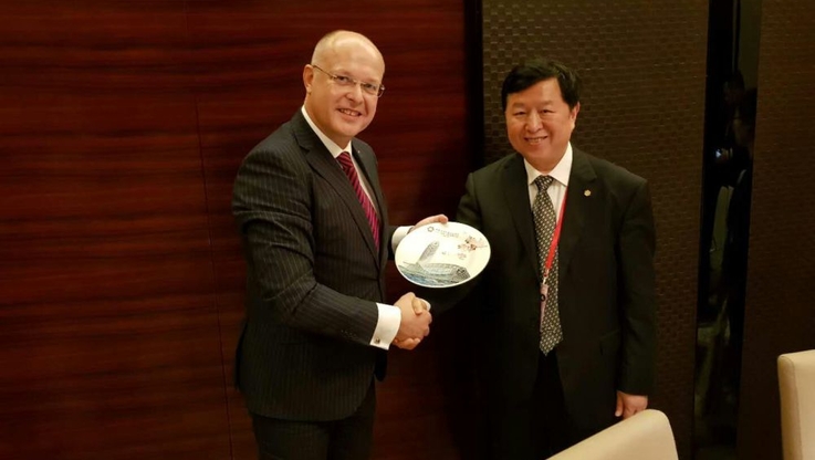 Prezes Tomasz Szypuła i prezes Li Jingi (1)