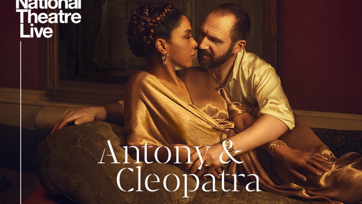 Ralph Fiennes i Sophie Okonedo w „Antoniuszu i Kleopatrze” na scenie londyńskiego National Theatre i na żywo w kinach już 06.12.2018, fot. NT Live
