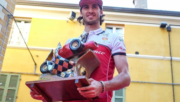 Kierowca Alfa Romeo Racing Antonio Giovinazzi odbiera nagrodę Trofeo Bandini 2019 jako najlepszy debiutant roku w F1 (1)