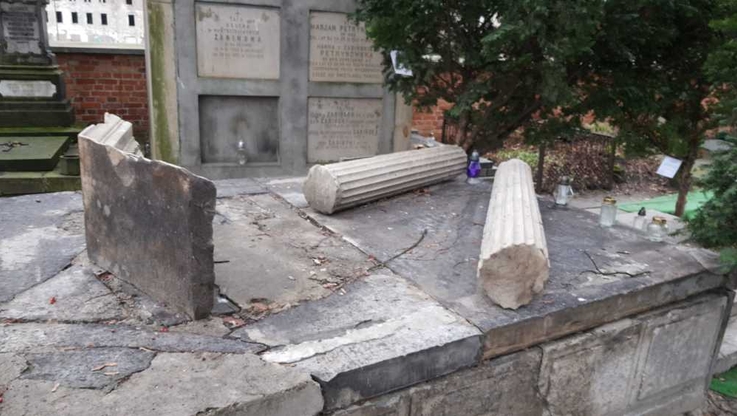 Grobowiec przed renowacją