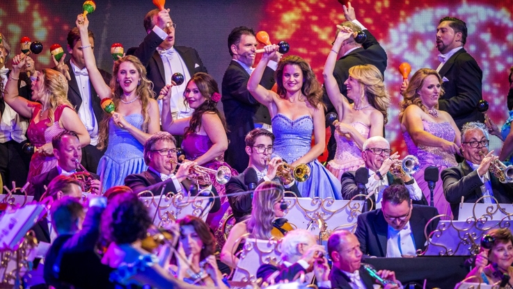Orkiestra Johanna Straussa podczas najnowszego koncertu André Rieu do kin pt. „Zatańczymy?”. Fot.: POM.