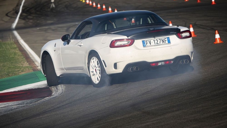 FCA Polska/Marka Abarth przekazuje nagrody trzem zwycięskim zespołom Formuły SAE 2019 (3)