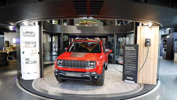 Premiera nowego Jeepa® Renegade’a w hybrydowej, elektrycznej wersji Plug-in (PHEV) w MotorVillage na Champs-Elysées w Paryżu (1)
