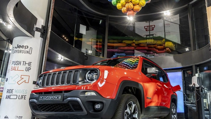 Premiera nowego Jeepa® Renegade’a w hybrydowej, elektrycznej wersji Plug-in (PHEV) w MotorVillage na Champs-Elysées w Paryżu (5)