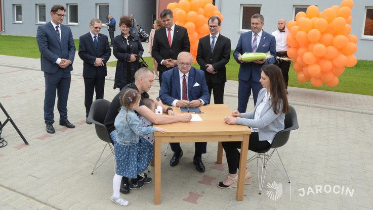 JTBS/Gmina Jarocin - podpisanie pierwszej umowy i przekazanie kluczy państwu Kindze i Maciejowi Gorzelańczykom