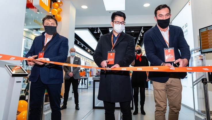 Xiaomi - otwarcie Mi Store Xiaomi w Westfield Arkadia (od lewej: Leszek Sławiński, Alan Chen, Łukasz Bieniek)