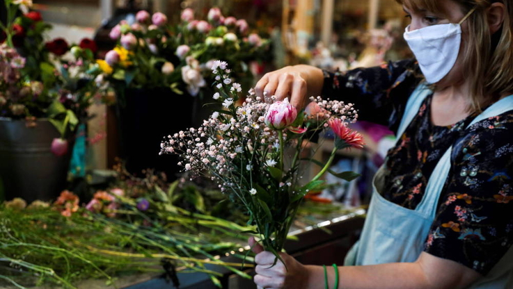 
								Spaniards place large orders for flower bouquets ahead of Mother's Day amid coronavirus pandemic
							