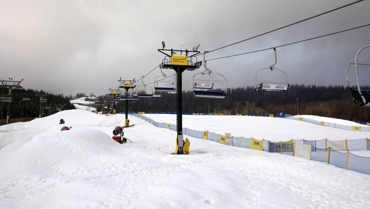 
								nieczynny wyciąg narciarski na Polanie Szymoszkowej
							