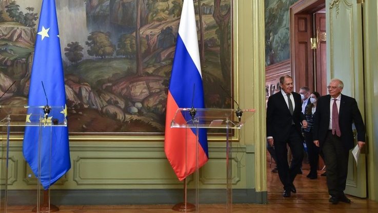 Minister spraw zagranicznych Rosji Siergiej Ławrow (L) i szef unijnej dyplomacji Josep Borrell (P)