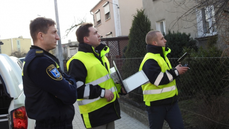 W Pleszewie skład dymu wychodzącego z kominów kontrolowany był m.in. przy użyciu specjalnego drona w celu wykrycia osób spalających odpady, śmieci i inne toksyczne materiały. Fot. Archiwum UMiG w Pleszewie