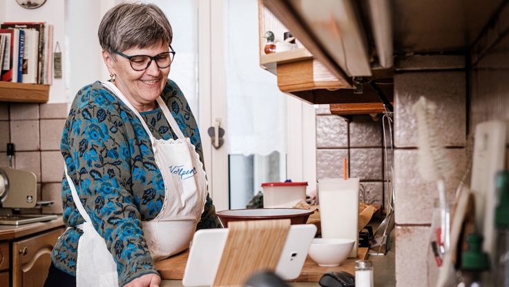 Mrs. Karin in her kitchen giving a Vollpension online live baking course © Manuel Gruber