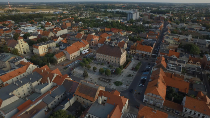 Fot. (Mirosław Hajdasz, Roman Hajdasz). Centrum Pleszew odznacza się średniowiecznym układem ulic. Stąd zmiany w organizacji ruchu są trudne i wymagają fachowych badań.