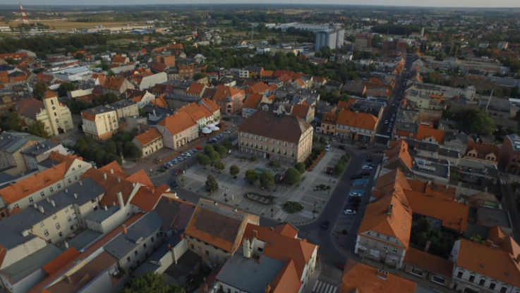 Fot. (Mirosław Hajdasz, Roman Hajdasz). Centrum Pleszew odznacza się średniowiecznym układem ulic. Stąd zmiany w organizacji ruchu są trudne i wymagają fachowych badań. 