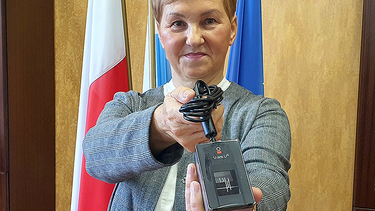 Dyrektor Wydziału Spraw Administracyjnych Grażyna Przybysz prezentuje urządzenie skanujące do pobierania odcisków palców, Fot. Małgorzata Litwin