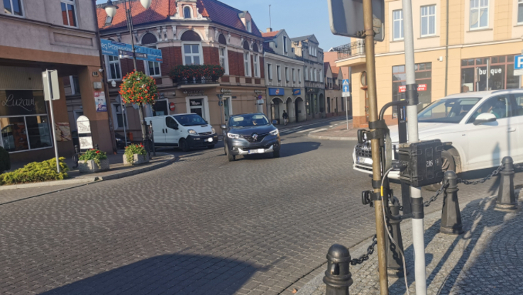 Urządzenie zamontowane na rynku wykazało, że w ciągu doby przejeżdża tu ok. 12 tys. samochodów; Fot. archiwum UMiG Pleszew)