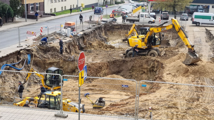Fot. (UMiG w Pleszewie): Plac budowy nowych mieszkań w Pleszewie to na razie ogromna dziura w ziemi.