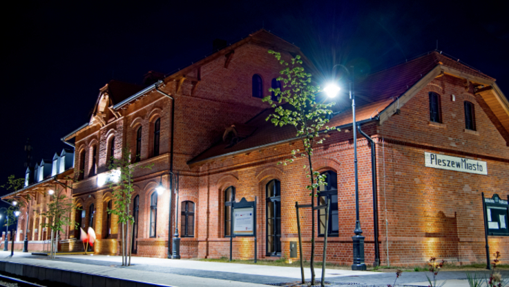 Fot. (Roman K. Urbaniak): W budynku dawnego dworca kolejowego mieści się biblioteka