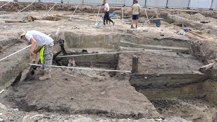 Archeolog w trakcie dokumentacji drewnianego obiektu; Fot. Muzeum Śląska Cieszyńskiego