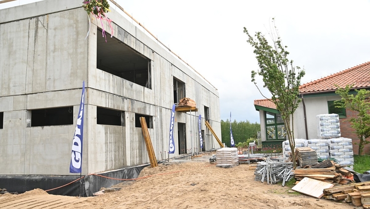 Rozbudowa Szkoły Podstawowej nr 48 przy ul. Jowisza nadal trwa. W czerwcu na budynku również zawisła symboliczna wiecha, Fot. Magdalena Śliżewska