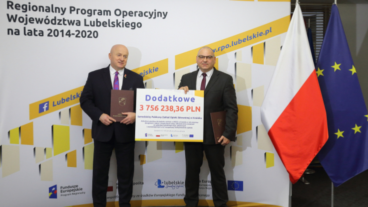 marszałek województwa lubelskiego Jarosław Stawiarski i dyrektor SPZOZ w Kraśniku Michał Jedliński; Fot.: UMWL