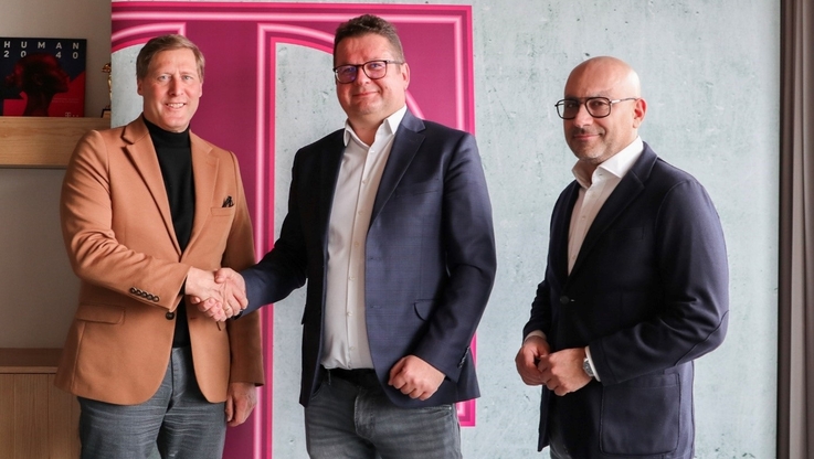 T-Mobile Polska - A. Maierhofer, T-Mobile Polska; M. Zieliński, Siemens Polska; A. Jenbar, T-Mobile Polska