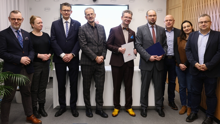 PAP/L. Szymański - od lewej: Wojciech Tumidalski, red. nacz. PAP; Anna Ślązak, Nauka w Polsce; Bartosz Majewski, dyr. CPiTT SGH; Mariusz Sielski, SGH; dr hab. Piotr Wachowiak, rektor SGH; Marek Błoński, PAP; Paweł Kostrzewa, PAP; Anna Pełka PAP Biznes; Piotr Rożek, red.nacz. PAP Biznes