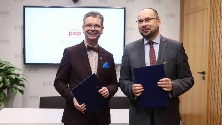 Fot. PAP/L. Szymański - od lewej: dr hab. Piotr Wachowiak, rektor SGH; Marek Błoński, PAP