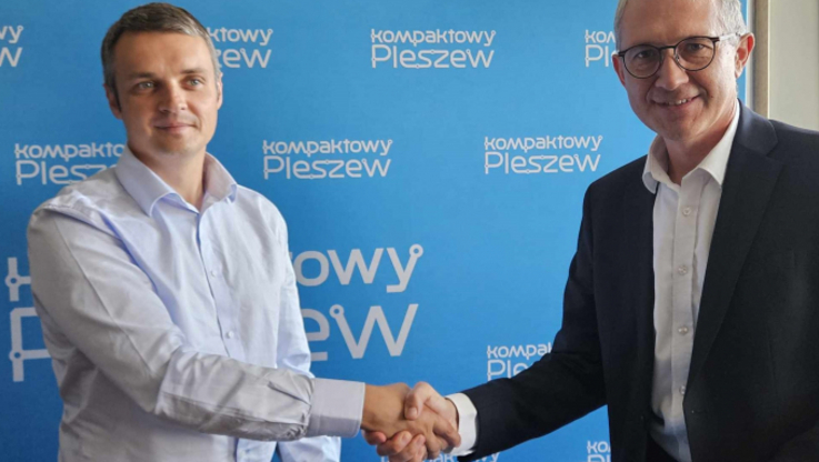 Fot. (UMiG Pleszew): Burmistrz Pleszewa (z lewej) podpisał umowę na budowę stacji z firmą AUTOMATYK ZBIERSK, specjalizującą się w tego typu obiektach.