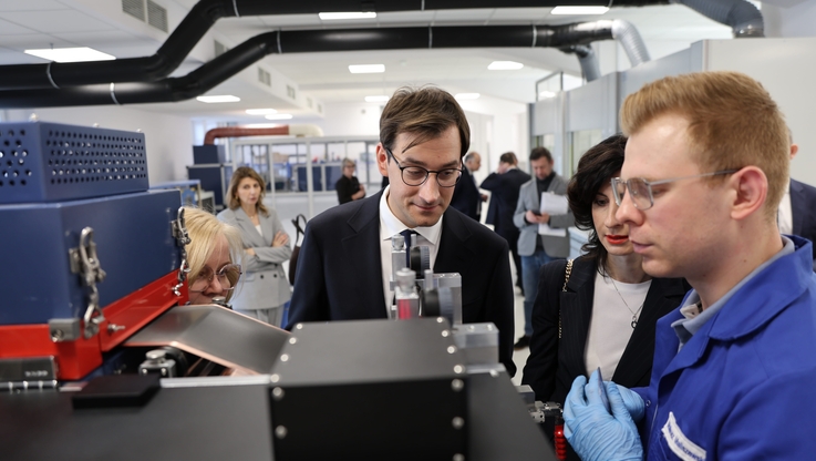 Centrum Łukasiewicz - dr Hubert Cichocki prezes Centrum Łukasiewicz w hali z linią pilotażową do prototypowania ogniw Łukasiewicz – IMN o. w Poznaniu, dyrektor Łukasiewicz – IMN dr inż.