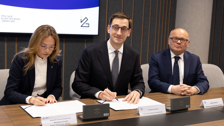 Sieć Badawcza Łukasiewicz - Bogumiła Czarska-Karbowiak (wiceprezes PEJ), Hubert Cichocki (prezes Łukasiewicza), Wiesław Skwarko (wiceprezes Łukasiewicza)