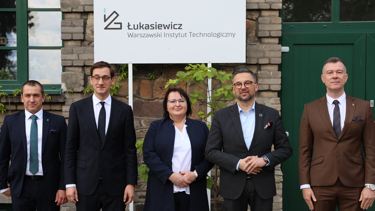 Sieć Badawcza Łukasiewicz/dr hab. inż. Dominik Kukla (wicedyrektor WIT); dr Hubert Cichocki, prof. Jolanta Itrich-Drabarek (prezes i wiceprezes Centrum Łukasiewicz), min. nauki Marcin Kulasek (1)