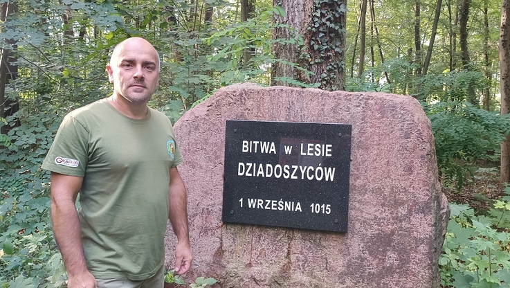 Fot. Maciej Boryna przy pomniku Bitwy w Lesie Dziadoszyców, odsłoniętym w 2019 roku w Parku Słowiańskim w Szprotawie