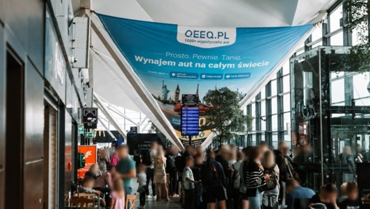DDS Airport - reklama QEEQ.PL na lotnisku w Gdańsku