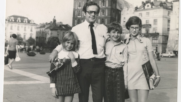 Ryszard Ores z dziećmi na Rynku w Krakowie, 1964 