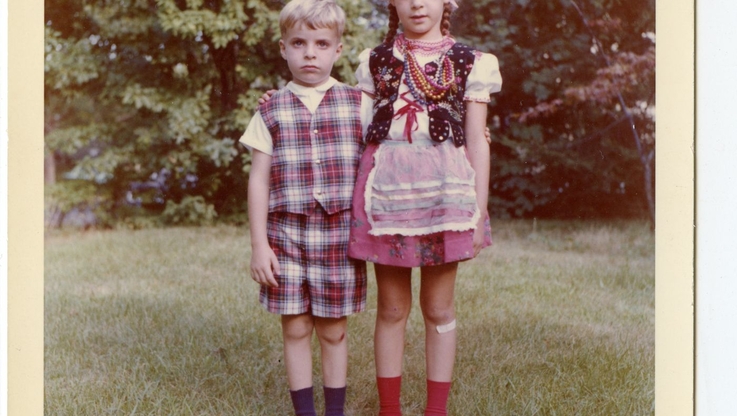 Dzieci Ryszarda Oresa, David i Pauline w stroju krakowskim, USA, lata sześćdziesiąte