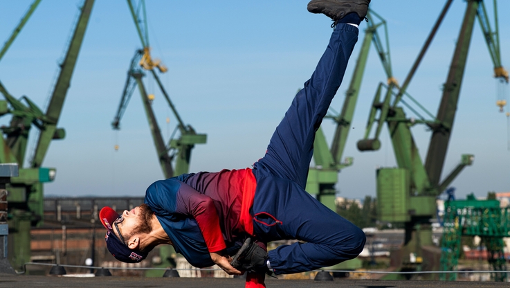 Fot. Little Shao/Red Bull - Lilou na tle Stoczni Gdańskiej