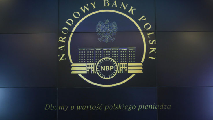 Logo Narodowego Banku Polskiego w centrali NBP w Warszawie, fot. PAP/Rafał Guz