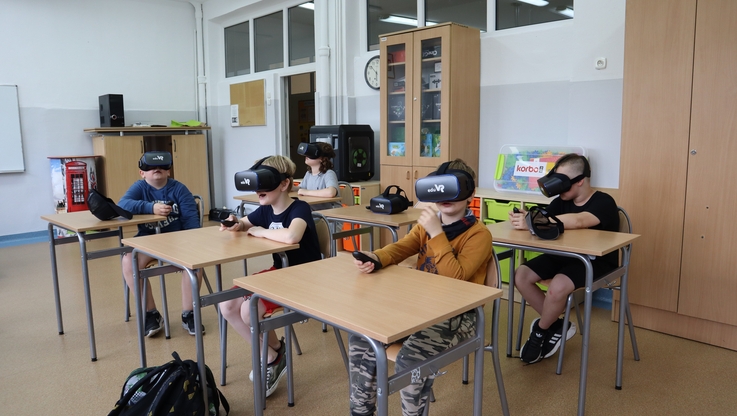 Edutech Expert - Uczniowie w trakcie lekcji z wykorzystaniem wirtualnej rzeczywistości eduVR
