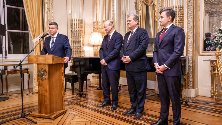 Mago SA - od lewej prezes MAGO Paweł Ziębaczewski, przedstawiciel RP przy OECD w Paryżu, Jan Emeryk Rościszewski - ambasador RP we Francji (3)